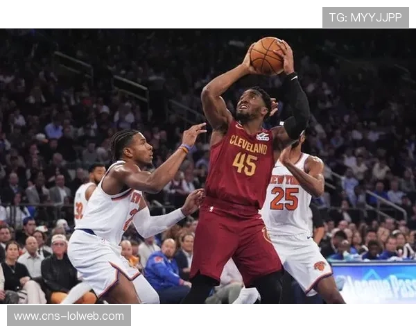 尼克斯骑士圣诞大战打出季后赛强度,米切尔空砍高分